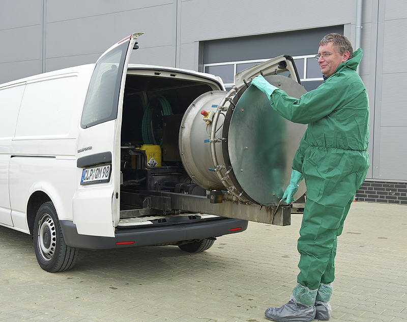 Mitarbeiter der DesFa GmbH mit mobiler Reinigungstechnik